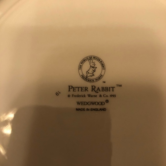 Petter Rabbit Child’s Plate & two handled cup. - Picture 11 of 14